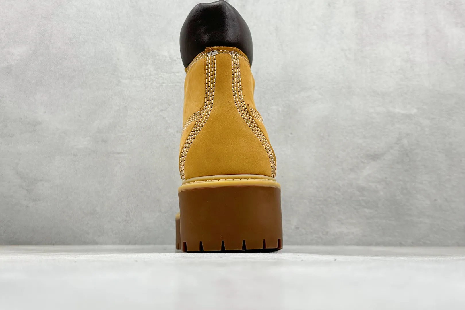 🐲💰 600 supports store Guangdong Zhongshan version of Timberland, which can’t be beaten / classic yellow high top [Female six-hole model 10361 Men’s seven-hole model 10061] Produced by OEM factory in Zhuhai, Guangdong. Orders shipped through a unified channel of Hong Kong purchasing agency. Consistent quality. Analysis of original authentic process. Imported waterproof frosted cowhide. Purple light logo anti-counterfeiting mark. Precise computer stitching. Four lines in parallel process. Dynamic waterproofing for 10,000 times of horizontal folding. Integrated Molding injection molding process (⚠️different from cold-bonded one-piece molding version) Rubber non-slip outsole is durable and wear-resistant Full genuine cowhide collar inner insole Equipped with anti-fatigue shock-absorbing honeycomb insole High comfort High practicality in daily life Classic, simple and easy to match Full set of cabinet packaging accessories Size: 35-40